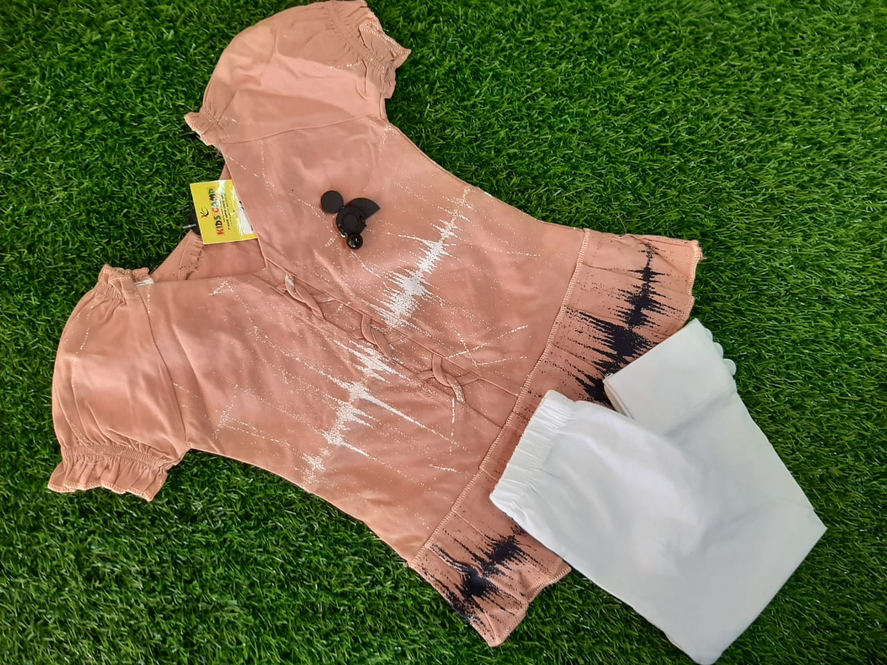 KIDS CAMP LEGGING AND TOP, PEECHE COLOUR TOP WHITE PANT FOR KIDS