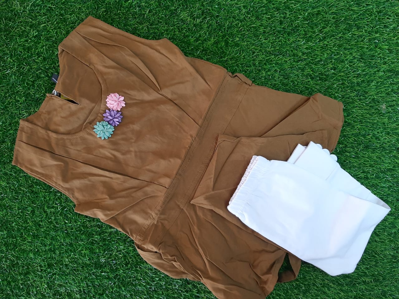 KIDS CAMP LEGGING AND TOP, DARK BROWN COLOUR TOP WHITE PANT FOR KIDS